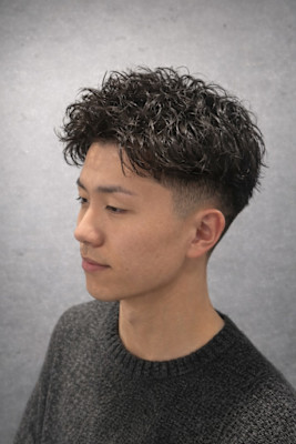 ピンパーマ×フェードで創る、計算された「抜け感」ショート