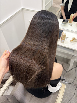 縮毛矯正でツヤツヤ真っ直ぐなヘアに＊まゆ