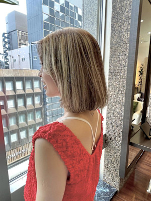 ローライトベージュの切りっぱなしボブ