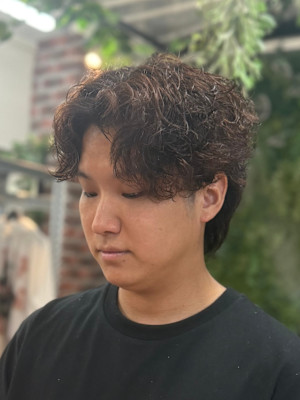 自然な質感で垢抜けるシャドウパーマで作るメンズヘア