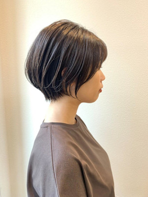 大人可愛い40代50代60代くびれショートボブ白髪ぼかし大鷲