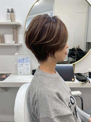 ショートボブ丸みショート白髪ぼかし