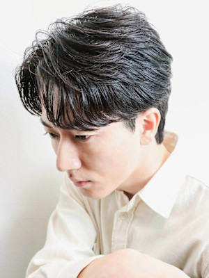 波巻きパーマ ツーブロック 刈り上げ　ツーブロック 20代