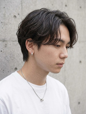暗髪ナチュラル×センターパート毛流れニュアンスパーマショート