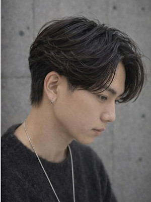 暗髪ニュアンスパーマ×毛流れセンターパートの大人メンズショー