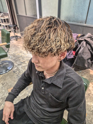 金髪パーマ