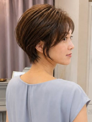 ブラウンベージュ 顔周りカット レイヤー ショートボブ 