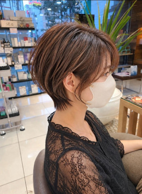 大人女性の上品なくびれショート