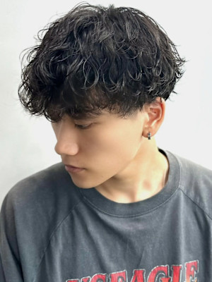 波巻きパーマ ツーブロックマッシュ 黒髪ショート 20代