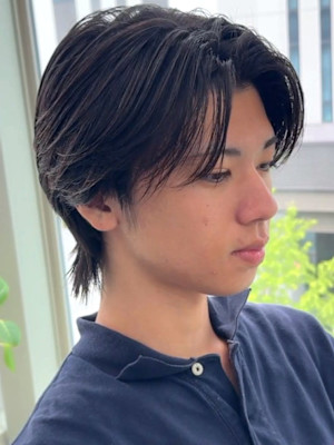 センターパートウルフ 黒髪ミディアム マッシュ 20代