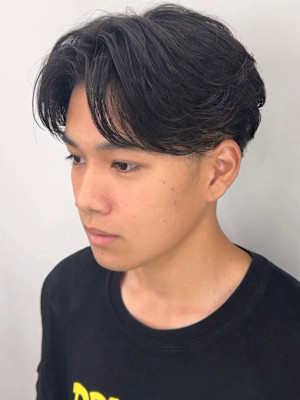 センターパート ツーブロックマッシュ 黒髪ショート 20代