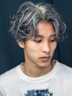 ルーツカラー ブリーチ ブルーカラー センターパート 20代