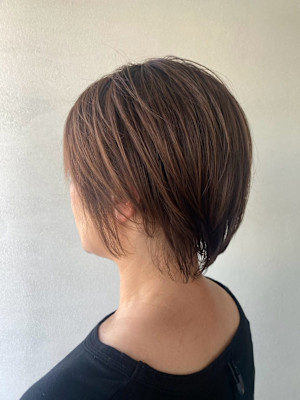 首元すっきり束感シルエット×後頭部ふんわり丸み大人ショートボ