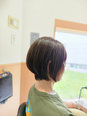 「癖でまとまらない…」を解決。大人女性の艶ショートボブ