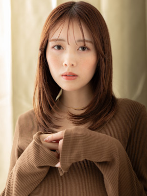 ミルクティーベージュ艶感ストレートミディアムレイヤー30代