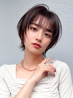動きが際立つ、こなれた大人ハイレイヤーウルフ