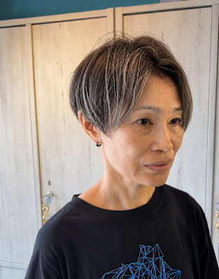 白髪を活かしたハイライト×ハンサムショート