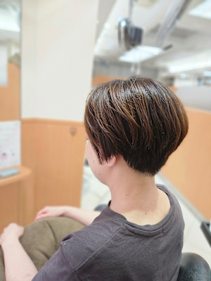 大人女性の刈り上げショート×ハイライト