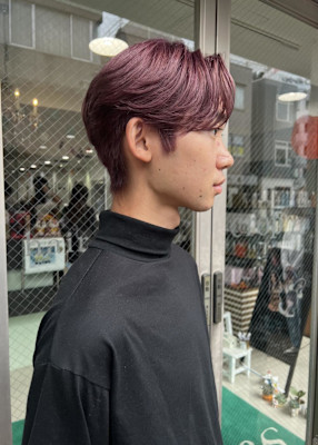 深みのあるワインレッドカラーで大人なメンズヘアに。