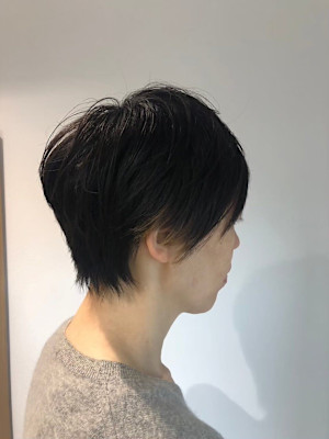 黒髪スタイルレイヤーカットおしゃれ女子ウルフヘア