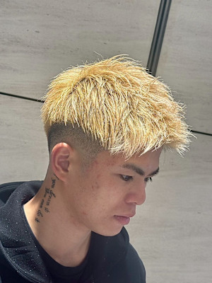 大宮メンズハイトーンブロンドフェードクロップ短髪ブリーチヘア