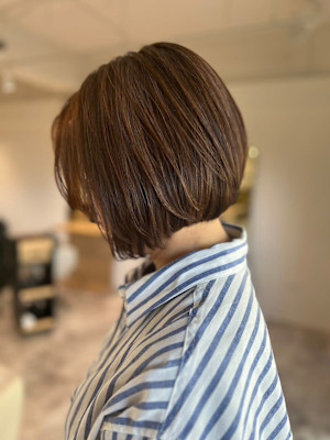 大人可愛いイメチェン似合わせカットフルバングレッドブラウン