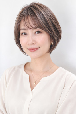 大人ショートボブ白髪ぼかしハイライト