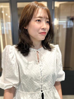 オリーブベージュ 薄めバング くびれヘア レイヤーカット