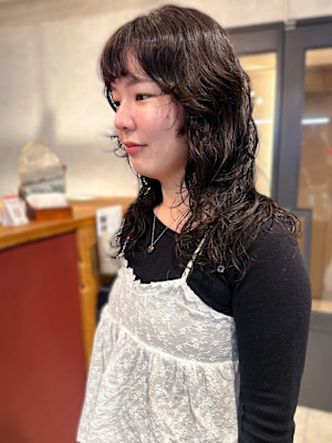 ロングヘア ニュアンスパーマ 黒髪 前髪あり 顔周りカット