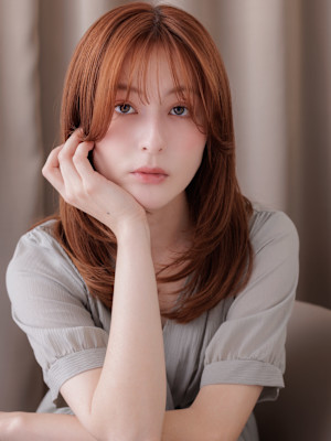 オレンジベージュミディアムレイヤーウルフカット20代30代