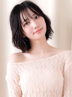 黒髪シースルーバングハッシュカットひし形レイヤーボブ20代