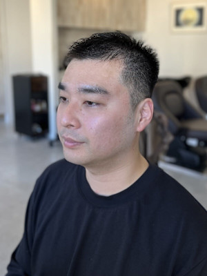 スパイキーショートメンズ短髪ベリーショート黒髪スーツ刈り上げ