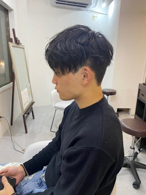 20代30代40代流行ツーブロックスーツ黒髪メンズニュアンス