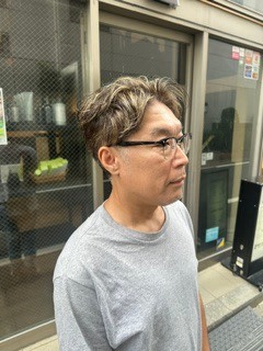 白髪とハイライトの馴染みバッチリ！メンズツーブロ