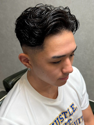 スキンフェード 毛流れパーマ 黒髪 眉毛カット アップバング