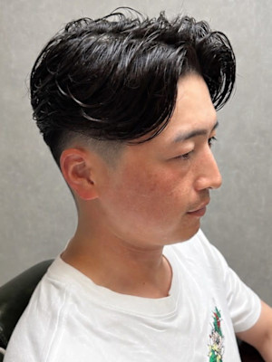 フェザーパーマ フェードカット センターパート 黒髪 30代