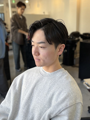 20代30代40代流行ツーブロック刈り上げスーツ黒髪メンズ