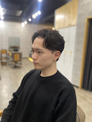 黒髪刈り上げショートマッシュフェードカット