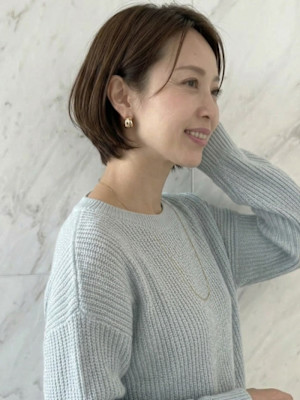 ミルクティーベージュ顔周りカットレイヤーボブ　ショートボブ