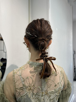 お呼ばれヘアにオススメ！ゆるふわ編みおろしヘア。
