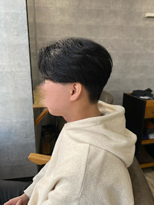 黒髪前髪かき上げ刈り上げマッシュ