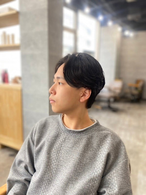 黒髪刈り上げショートマッシュフェードカット