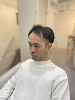 黒髪刈り上げショートマッシュフェードカット