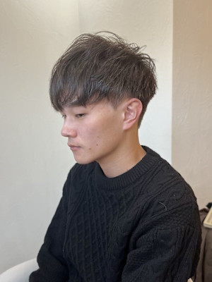 流行ツーブロック刈り上げスーツ短髪メンズスパイキーショート