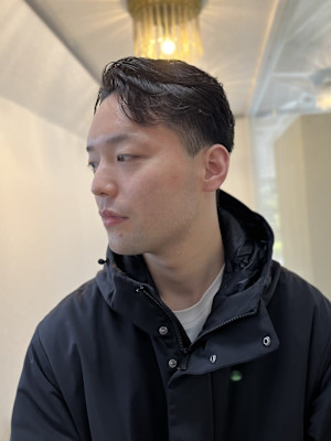 20代30代40代流行ツーブロックスーツ黒髪ニュアンスパーマ