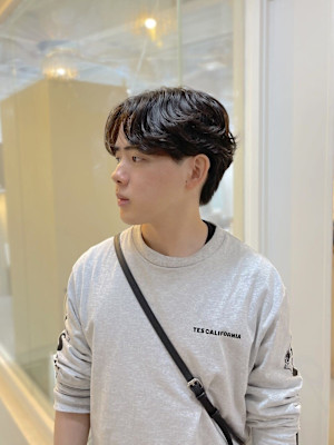 20代30代40代◎スーツ刈り上げ短髪フェザーパーマスタイル