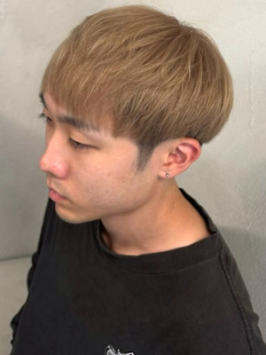 ブロンドベージュ ブリーチ マッシュショート 刈り上げ 眉毛