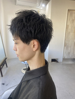 20代30代40代流行ツーブロックスーツ黒髪メンズニュアンス