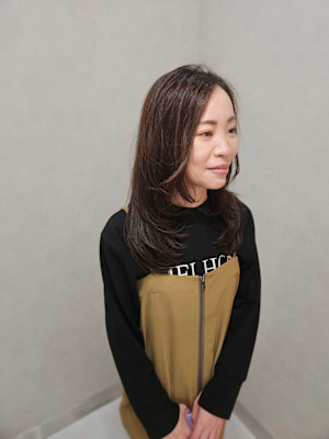 大人女性におすすめ◎小顔見せが叶う顔まわりレイヤー