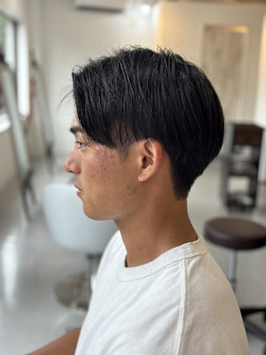 楽に決まる前下がりセンターパートの今どきメンズヘア